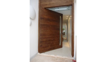 Porta de madeira Pivotante com Painel e Detalhes Personalizados