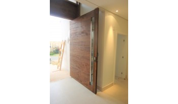 Porta de madeira Pivotante com Painel e Detalhes Personalizados
